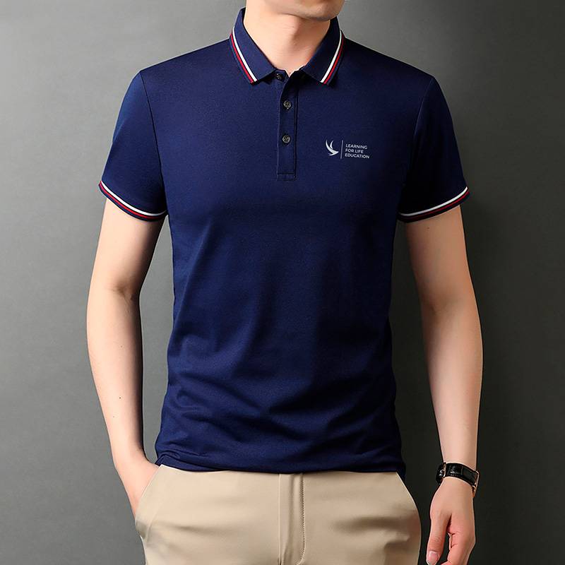 modelo camiseta azul